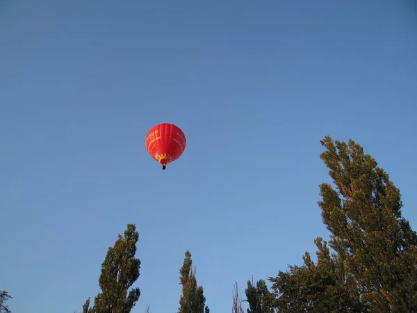 空を飛ぶ気球 — ストック写真