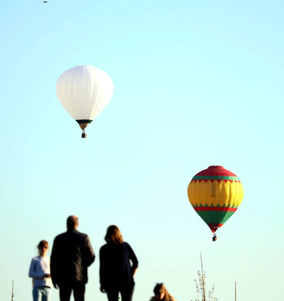 热气球从天而降 — 图库照片