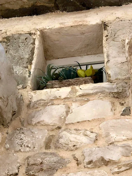 Büyük Pencereli Eski Taş Duvar — Stok fotoğraf