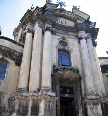 Şehirdeki kutsal mezarlığın katedrali.