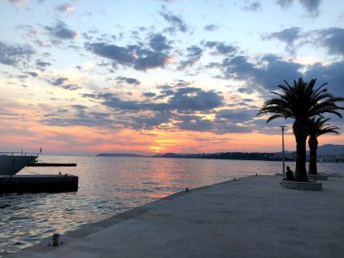 Denizin üzerinde güzel bir gün batımı