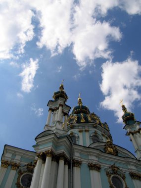Kilise gökyüzüne karşı kubbeler