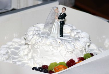 Beyaz ve güllü düğün pastası