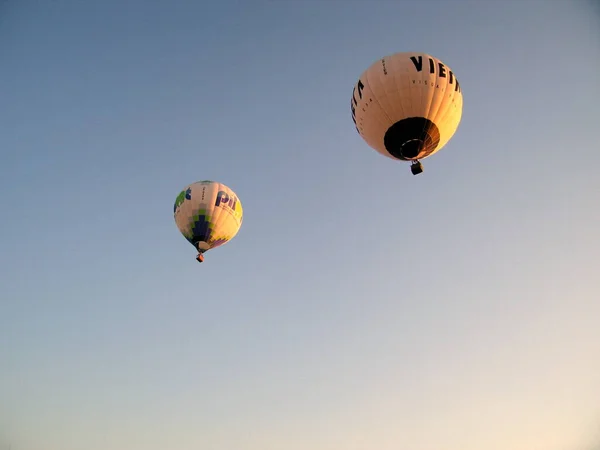 Heißluftballon Fliegt Über Den Himmel — Stockfoto
