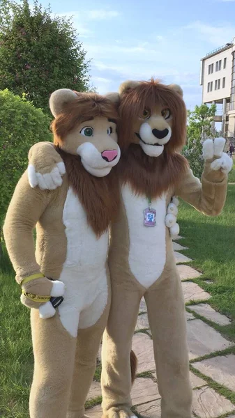 Bahçede köpek karnavalı kostümü