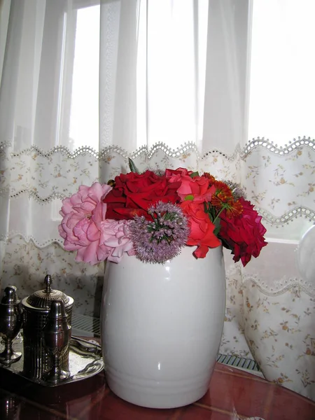 Schöne Blumen Der Vase Auf Dem Tisch — Stockfoto