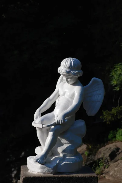 Статуя Прекрасного Ангела Парке — стоковое фото