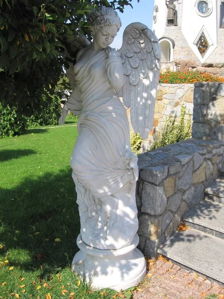 Άγαλμα Του Αγγέλου Στο Πάρκο — Φωτογραφία Αρχείου