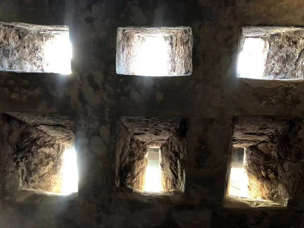 Eski Pencereler Şehirdeki Terk Edilmiş Eski — Stok fotoğraf
