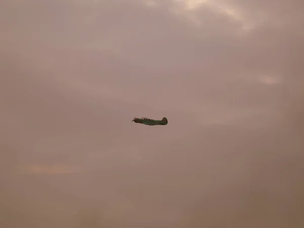 Uçan Bir Uçak Gökyüzünde Uçar — Stok fotoğraf