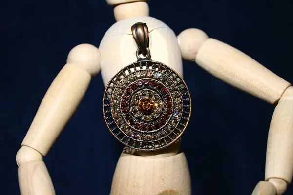 Siyah arka planda taşları ve boncukları olan güzel mücevherler.