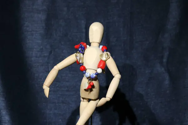 Kırmızı elbiseli, fiyonklu bir adam figürü