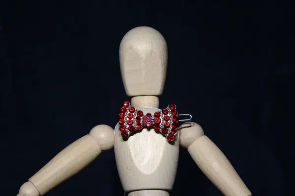 Siyah zemin üzerinde taşlar olan kırmızı kolye.