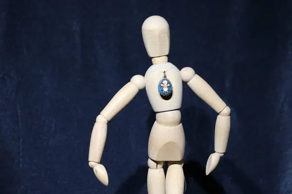 Beyaz kalpli bir manken.