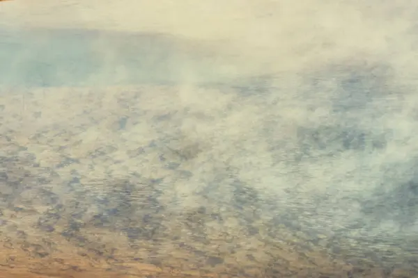 Yellowstone Ulusal Parkı 'ndan gelen kaplıcanın renkli soyut arkaplanı