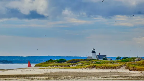 Sonbahar öğleden sonraları kumlu deniz feneri manzarası