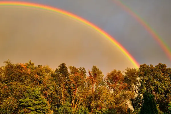 Doğu gökyüzünde gün batımında çifte gökkuşağı