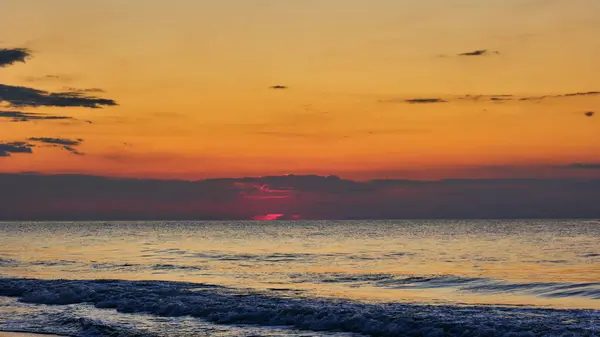 Myrtle Sahili 'nde güneş doğmadan hemen önce.