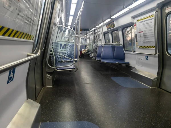 Washington D.C. Metro 'nun kırmızı hattındaki tren vagonlarından birinin içi.