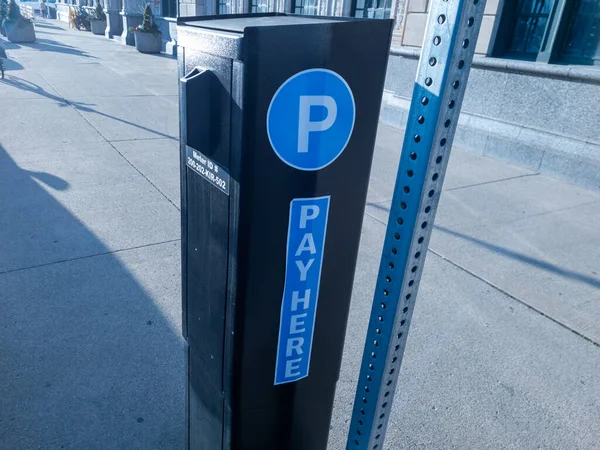 密歇根州底特律市中心的收费停车表 — 图库照片