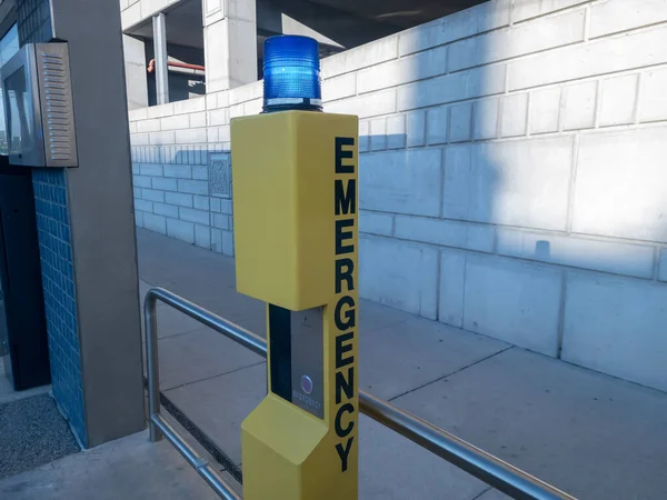 Merkezi Detroit, Michigan 'daki Ferry Street Q hattı istasyonunda mavi ışığı olan sarı acil çağrı kulesi.