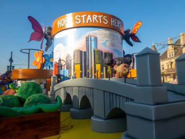 Detroit Hope, Detroit, Michigan 'ın göbeğinde Amerika' nın Detroit, Michigan 'daki Şükran Günü Geçidi' ne hazırlanmak için kuruldu.