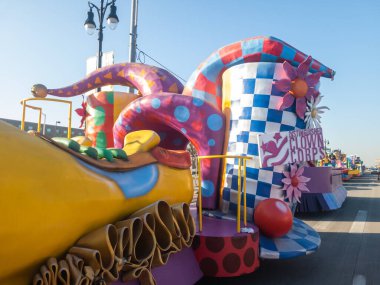 Seçkin Palyaço Birliği Detroit, Michigan 'da Amerika' nın Detroit, Michigan 'daki Şükran Günü Geçidi' ne hazırlanmak için kurulmuş dev ayakkabılar sergiliyor.