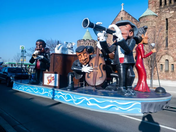 Detroit Caz Festivali Detroit, Michigan şehir merkezinde Amerika 'nın Detroit, Michigan' daki Şükran Günü Geçidi 'ne hazırlık amacıyla kuruldu.