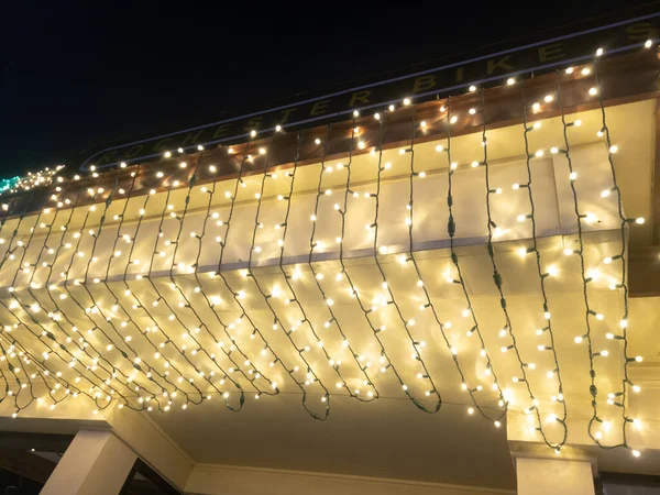 密歇根州罗切斯特山市中心一座建筑物上的白色圣诞灯 — 图库照片
