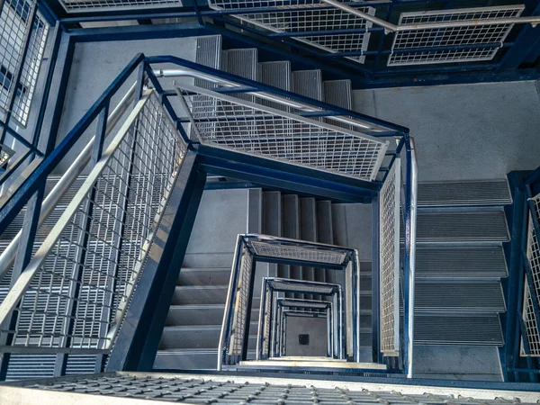 Лестница Гараже Ступени Лестничной Клетке Сделаны Бетона Ручные Перила Металлические — стоковое фото