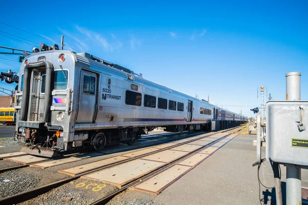 New Jersey Transit treni Bradley Beach, NJ 'de istasyona yanaşıyor.