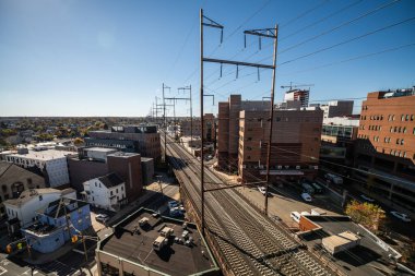 Güneşli bir sonbahar gününde New Brunswick, New Jersey 'deki tren raylarının manzarası. Yukarıdan alındı.