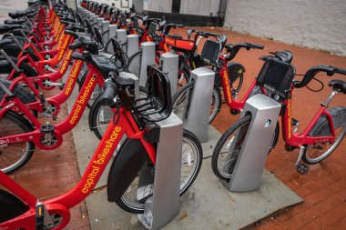 Washington D.C. 'nin Çin Mahallesi' ndeki Capitol Bisiklet Paylaşım İstasyonu yağmurlu bir sonbahar gününde çekildi..