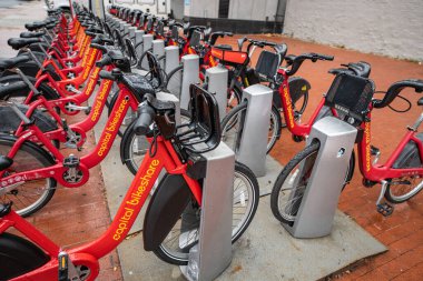 Washington D.C. 'nin Çin Mahallesi' ndeki Capitol Bisiklet Paylaşım İstasyonu yağmurlu bir sonbahar gününde çekildi..