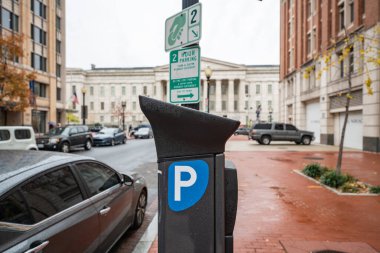 Washington D.C. 'nin Çin Mahallesi' ndeki parkmetre. Kaldırımlar tuğladan yapılmıştır. Yağmurlu bir sonbahar gününde çekildi.