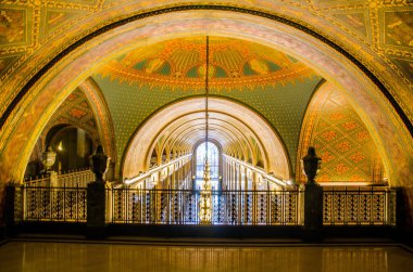 Detroit, Michigan 'daki Fisher Binası' nın içinde, batıya bakıyor. Fisher binası Albert Kahn Associates 'in mimarı Joseph Nathaniel French tarafından tasarlandı ve General Motors' un eski genel merkeziydi..