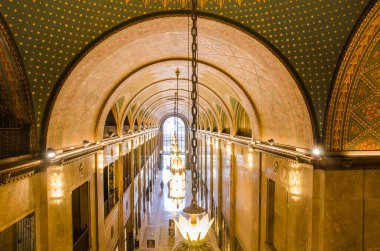 Detroit, Michigan 'daki Fisher Binası' nın içinde, batıya bakıyor. Fisher binası Albert Kahn Associates 'in mimarı Joseph Nathaniel French tarafından tasarlandı ve General Motors' un eski genel merkeziydi..