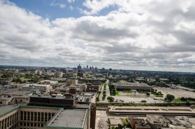 Bulutlu bir günde Detroit şehir merkezinin Fisher Binası 'ndan görünüşü.