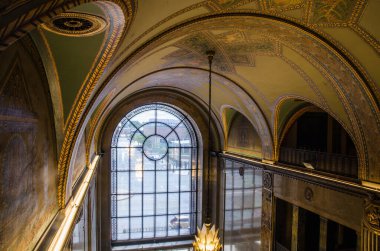 Detroit, Michigan 'daki Fisher Binası' nın içinde, güneye bakıyor. Fisher binası Albert Kahn Associates 'in mimarı Joseph Nathaniel French tarafından tasarlandı ve General Motors' un eski genel merkeziydi..