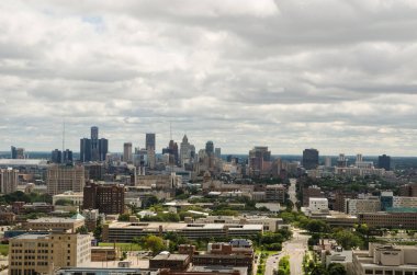 Bulutlu bir günde Detroit şehir merkezinin Fisher Binası 'ndan görünüşü.