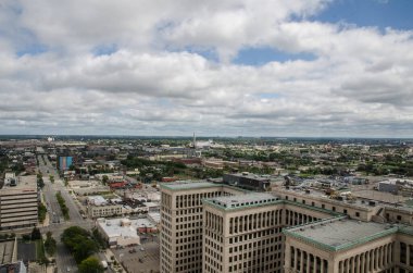 Bulutlu bir günde Detroit şehir merkezinin Fisher Binası 'ndan görünüşü.