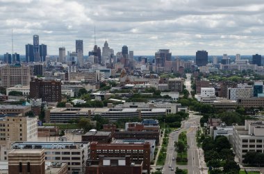 Bulutlu bir günde Detroit şehir merkezinin Fisher Binası 'ndan görünüşü.