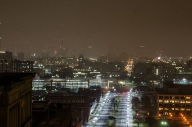 Bulutlu bir günde, Detroit şehir merkezinin Fisher Binası 'ndan görünüşü.