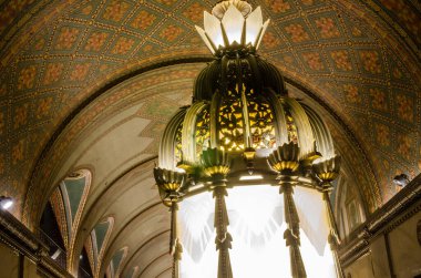 Detorit, Michigan 'daki Fisher Binası' nın içindeki avize. Fisher binası Albert Kahn Associates 'in mimarı Joseph Nathaniel French tarafından tasarlandı ve General Motors' un eski karargahıydı..