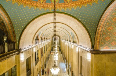 Detroit, Michigan 'daki Fisher Binası' nın içinde, batıya bakıyor. Fisher binası Albert Kahn Associates 'in mimarı Joseph Nathaniel French tarafından tasarlandı ve General Motors' un eski genel merkeziydi..