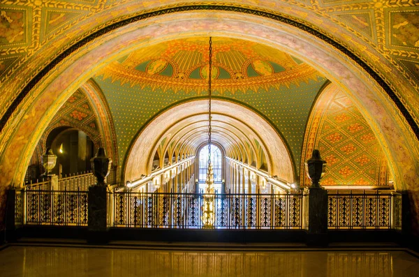 Detroit, Michigan 'daki Fisher Binası' nın içinde, batıya bakıyor. Fisher binası Albert Kahn Associates 'in mimarı Joseph Nathaniel French tarafından tasarlandı ve General Motors' un eski genel merkeziydi..