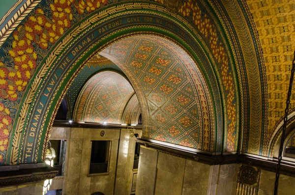 Fisher binası Detroit, Michigan 'daki Fisher Binası Albert Kahn Associates' in mimarı Joseph Nathaniel French tarafından tasarlandı ve General Motors 'un eski genel merkeziydi..