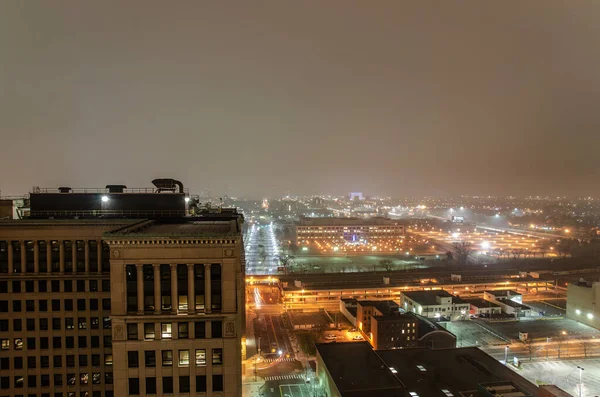 在阴天的夜晚 从Fisher大楼俯瞰底特律市中心 — 图库照片
