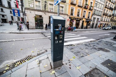 Madrid, İspanya 'da, İsabel Meydanı' nın hemen dışında bir parkmetre.