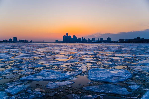 Detroit şehir merkezinin günbatımında Detroit nehrinin donmuş görüntüsü